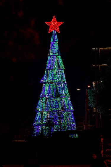 Madrid ilumina sus calles con más de 13 millones de luces LED en 240 puntos de la ciudad, destacando un árbol de 37 metros en Sol, un túnel luminoso en Gran Vía y un ángel gigante de 18 metros en Colón.