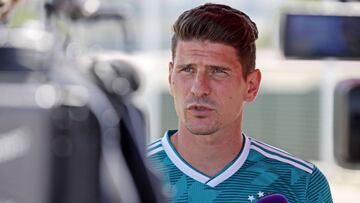 Mario Gómez, atiende a los medios de comunicación tras el entrenamiento de Alemania.