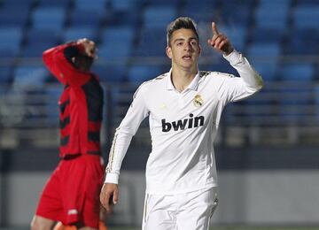 Tras pasar por las categorías inferiores del Celta de Vigo, el Real Madrid lo incorporaba a su filial en 2010. Mourinho le hizo debutar en un partido liguero contra el Almería y respondió con un gol nada más salir. No volvió a participar. Jugaría en tres equipos alemanes (Hoffenheim-Eintracht-Hannover 96) para ir al Stoke City y recalar en el Deportivo. Regresó a la Premier para jugar en el Neewcaslte antes de fichar por el Deportivo Alavés.