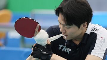 Seoul (Korea, Republic Of), 17/08/2021.- Para table tennis player Kim Hyun-wook of South Korea ties a racket to his hand at a training center in Icheon, 80 kilometers south of Seoul, South Korea, 17 August 2021, ahead of the 24 August opening ceremony of the Tokyo Paralympics. (Tenis de Mesa, Tenis, Abierto, Corea del Sur, Se&uacute;l, Tokio) EFE/EPA/YONHAP SOUTH KOREA OUT