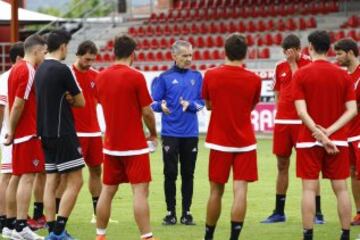 CARLOS TERRAZAS llega al Mirandés en diciembre de 2013, en una temporada complicada en la que el equipo desciende de categoría, que recupera acto seguido con el descenso administrativo del Real Murcia.