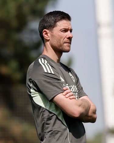Xabi Alonso observa a sus jugadores durante el entrenamiento de esta mañana. 