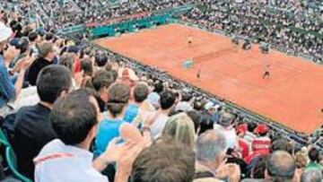 <b>TODAS LAS MIRADAS SOBRE ELLOS. </b>Rafa Nadal y Roger Federer inundarán hoy de emociones la pista Philippe Chatrier en una rivalidad que está haciendo época.