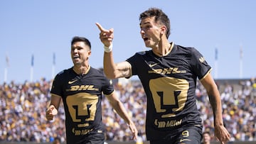 Juan Ignacio Dinenno festeja un gol con los Pumas de la UNAM.