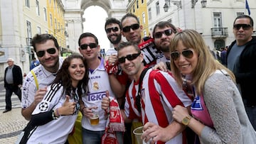 Aficionados del Real Madrid y el Atlético en las calles de Lisboa antes de la final de Champions de 2014.