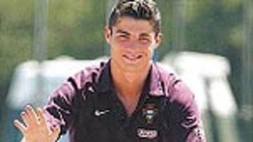 <b>LA ESTRELLA SE DIVIERTE. </b>Cristiano Ronaldo se relaja y se divierte con el deporte de los pedales. Un paseo en bici para liberar tensiones.