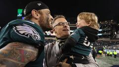 PHILADELPHIA, PA - JANUARY 21: Chris Long #56 of the Philadelphia Eagles celebrates with his son Waylon James Long and his father and former NFL player Howie Long after defeating the Minnesota Vikings in the NFC Championship game at Lincoln Financial Field on January 21, 2018 in Philadelphia, Pennsylvania. The Philadelphia Eagles defeated the Minnesota Vikings 38-7.   Patrick Smith/Getty Images/AFP
 == FOR NEWSPAPERS, INTERNET, TELCOS &amp; TELEVISION USE ONLY ==
