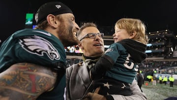 PHILADELPHIA, PA - JANUARY 21: Chris Long #56 of the Philadelphia Eagles celebrates with his son Waylon James Long and his father and former NFL player Howie Long after defeating the Minnesota Vikings in the NFC Championship game at Lincoln Financial Field on January 21, 2018 in Philadelphia, Pennsylvania. The Philadelphia Eagles defeated the Minnesota Vikings 38-7.   Patrick Smith/Getty Images/AFP
 == FOR NEWSPAPERS, INTERNET, TELCOS &amp; TELEVISION USE ONLY ==