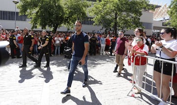 Juan Torres Ruiz 'Cala?, jugador de la U.D Las Palmas, en la capilla ardiente de José Antonio Reyes en el estadio Sánchez Pizjuán.

