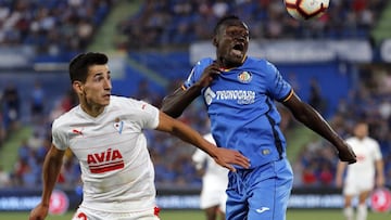 Pere Milla pelea un bal&oacute;n arriba ante Djen&eacute;