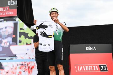 David González, del equipo Caja Rural, con el maillot solidario de La Vuelta.