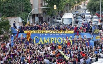 El Barcelona celebra con sus seguidores por las calles de la ciudad el t¨ªtulo n¨²mero veintiuno de liga.