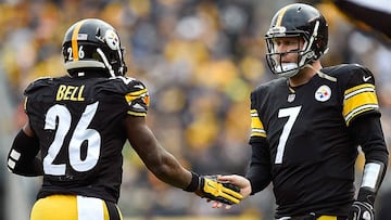 Tridentes como el de los Pittsburgh Steelers, que componen Le&acute;Veon Bell, Ben Roethlisberger (derecha) y Antonio Brown causan sensaci&oacute;n en la NFL.