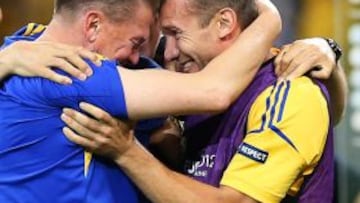 El jugador de la selección ucraniana Andriy Shevchenko celebra con su técnico, Oleg Blokhin, la victoria 2-1 ante Suecia hoy, lunes 11 de junio 2012, durante el partido correspondiente al Grupo D de la Eurocopa 2012, en Kiev, Ucrania.