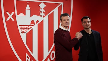 BILBAO, 03/02/2026.- El presidente del Athletic Club, Jon Uriarte, (i) junto al director general de fútbol, Mikel González (d), dan cuenta este martes del balance deportivo de mitad de temporada, fundamentalmente de la situación de los dos primeros equipos, una vez cerrado el mercado de invierno. EFE/Luis Tejido