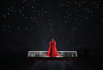 La artista nacida en Barbados protagonizó sola el Halftime Show del Super Bowl LVII del Estadio de la Universidad de Phoenix.