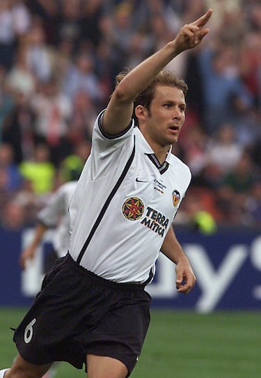 Gaizka Mendieta, centrocampista vasco de gran talento y elegancia, vivió su mejor etapa como futbolista en el Valencia CF, allí jugó entre 1993 y 2001, convirtiéndose en capitán y símbolo del club. Fue clave en la conquista de la Copa del Rey 1999, la Supercopa de España, y en las históricas finales de Champions League en 2000 y 2001. Su liderazgo, goles decisivos y estilo técnico lo consagraron como uno de los mejores centrocampistas europeos de su época.