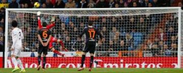 Real Madrid-Valladolid. Disparo de Di María al larguero.