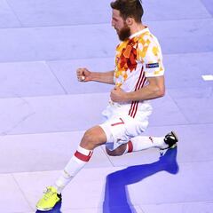 España cumple, pasa como primera y evita a Ricardinho