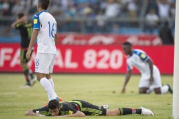 Raúl Jiménez se lamenta tras fallar frente a la portería de Honduras.