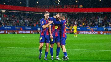 Casadó y Fermín abrazan a Olmo después del gol del '20' al Getafe.