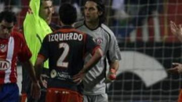 <b>FESTIVAL DE ROJAS.</b> Lizondo Cortés mostrando una de las múltiples tarjetas rojas que sacó ayer en el Calderón.