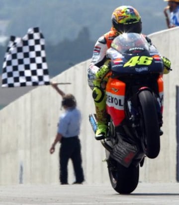 Año 2002. Se estrena la categoría de MotoGP  Rossi gana su segundo campeonato del mundo consecutivo.
 