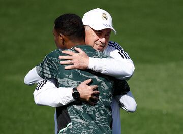 Ancelotti abraza a Alaba sobre Valdebebas, durante un entrenamiento.