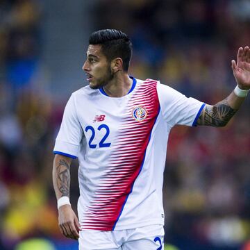 El lateral izquierdo tico gana $420,000.