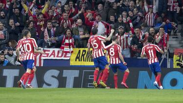 Saúl celebra el gol que marcó al Liverpool en el Wanda.