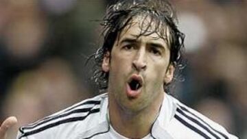 <B>ABRIÓ EL CAMINO.</B> Raúl logró el primer tanto, despejó el camino del Real Madrid hacia la victoria y le metió en la lucha por la Liga.