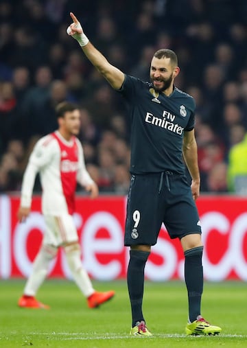 0-1. Karim Benzema celebró el primer gol con Vinicius.