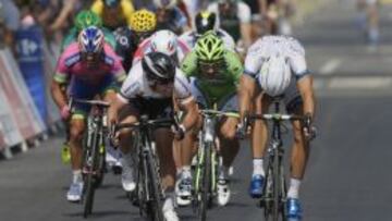 Mark Cavendish mira a Marcel Kittelantes de cruzar la l&iacute;nea de meta en Tours.