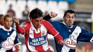 <b>PRETENDIDO. </b>Natalio Lorenzo pugna con un jugador del Rayo, en un partido de Copa.