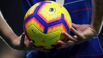 Marcos Alonso sostiene el balón de la Premier League antes de hacer un saque de banda.