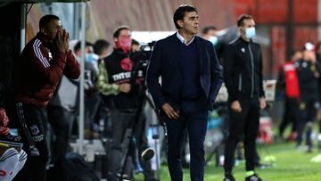 Futbol, Union Espanola vs Colo Colo.
Fecha 9, campeonato Nacional 2022.
El entrenador de Colo Colo Gustavo Quinteros, dirige a sus jugadores durante el partido por la primera division disputado en el estadio Santa Laura.
Santiago, Chile.
10/04/2022
Jonnathan Oyarzun/Photosport

Football, Union Espanola vs Colo Colo.
9th date, 2022 National Championship.
Colo ColoÕs head coach Gustavo Quinteros gives instructions to his players during the first division match held at the Santa Laura stadium in Santiago, Chile.
04/10/2022
Jonnathan Oyarzun/Photosport