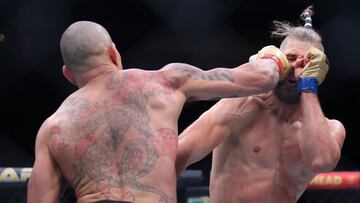 LAS VEGAS, NEVADA - JUNE 29: Alex Pereira of Brazil punches Jiri Prochazka of the Czech Republic during a light heavyweight championship bout during UFC 303 at T-Mobile Arena on June 29, 2024 in Las Vegas, Nevada.   Ian Maule/Getty Images/AFP (Photo by Ian Maule / GETTY IMAGES NORTH AMERICA / Getty Images via AFP)