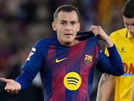 BARCELONA, 11/04/2026.- El centrocampista del Barcelona Marc Casadó (i), durante el partido de la jornada 31 de LaLiga EA Sports que FC Barcelona y RCD Espanyol disputan este sábado en el Camp Nou. EFE/Enric Fontcuberta