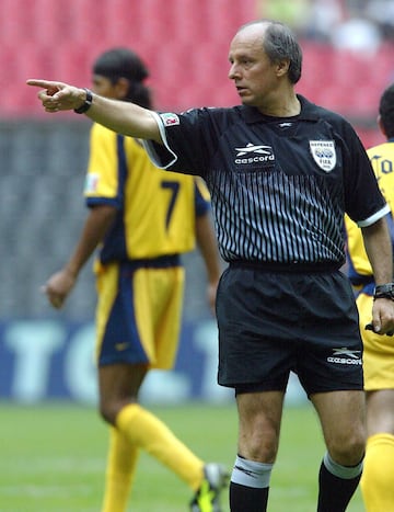 MEXSPORT DIGITAL IMAGE
17 March 2002: Action photo of main referee Eduardo Brizio, during the week 12 of the Sumer Tournament 2002 of Mexican Soccer./Foto en accion del arbitro Eduardo Brizio, durante la semana 12 del Torneo de Verano 2002 del Futbol Mexicano. MEXSPORT/DAVID LEAH