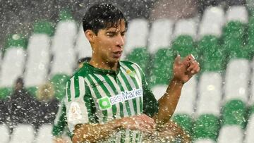Diego Lainez, ante el guardameta del Antoniano durante un choque durante el encuentro de Copa.