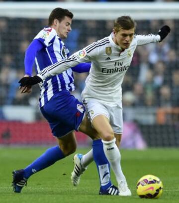 Oriol Riera y Toni Kroos, durante el partido de la vigésimo tercera jornada de Liga de Primera División, disputado esta tarde en el estadio Santiago Bernabéu. 
