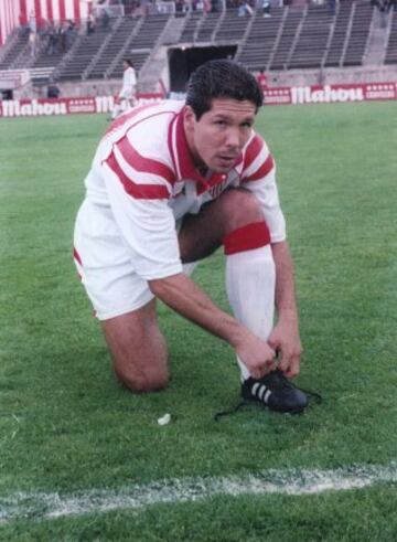 Su debut con el club andaluz se produjo el 6 de septiembre de 1992 en el partido Albacete-Sevilla, y su primer gol lo marcaría frente al Valencia en Mestalla.