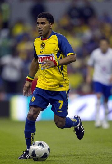 Olivera tampoco se logró afianzar con el América. En el Clausura 2011, torneo en el que jugó con las Águilas, jugó 11 partidos y metió un gol