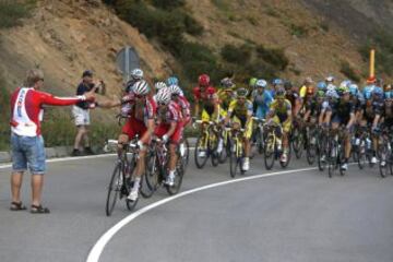  El pelotón durante la decimosexta etapa de la Vuelta a España 2014, con salida en San Martín del Rey Aurelio y llegada al Alto de La Farrapona-Lagos de Somiedo, con un recorrido de 160,5 kilómetros. 