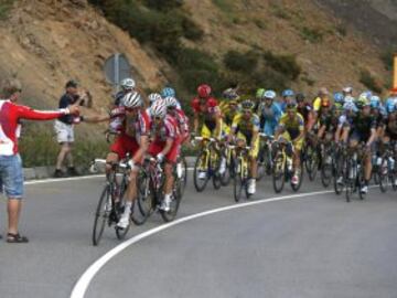  El pelotón durante la decimosexta etapa de la Vuelta a España 2014, con salida en San Martín del Rey Aurelio y llegada al Alto de La Farrapona-Lagos de Somiedo, con un recorrido de 160,5 kilómetros. 