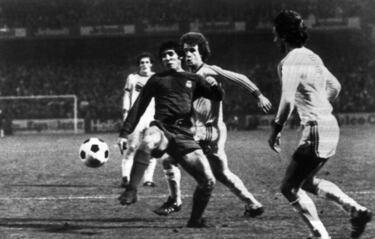 (ELIMINADO) Claudio Sulser fue el verdugo de los de Molowny. Los blancos ganaron 3-1 en la ida, con tantos de Juanito, García Hernández y Santillana. El delantero marcó el tanto de los helvéticos y luego hizo doblete en el 2-0 de la vuelta en Zúrich. El Grasshopper no pasó de cuartos, donde le apeó el Nottingham Forest, pero Sulser acabó como máximo goleador de aquella edición del torneo con 11 goles en seis partidos.