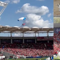 La tulosain de un paradrooper se estrella contra el techo del violín