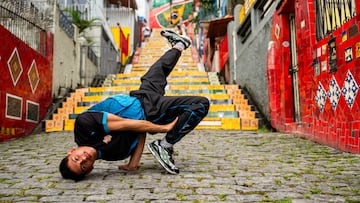 El brasile?o Leony, participante en la final del Red Bull BC One, posa en la escalera de Selar¨®n, en R¨ªo.
