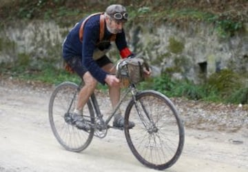 El ciclista italiano Luciano Berruti, de 73 años, durante la carrera que se creó en 1997 para salvaguardar la Strade Bianche de la Toscana. Empieza y termina en Gaiole, pueblo de la provincia de Siena.