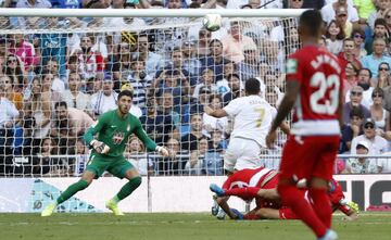Real Madrid 2-0 Granada | Llegó el primer gol en partido oficial de Eden Hazard, que definió con un sombrero ante Rui Silva.





